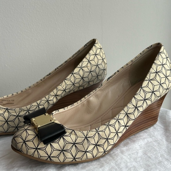 Cole Haan Tali Grand Bow Wedge, Cream Black geometric print, size 7.5B - Picture 8 of 11